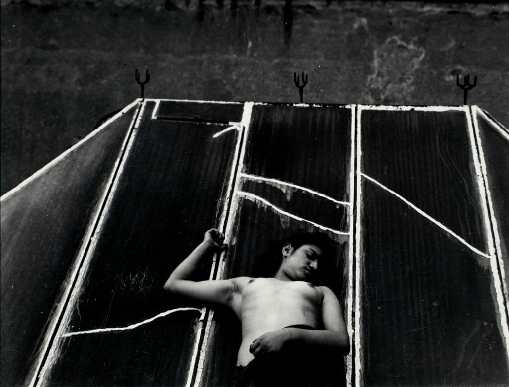Gorrión, claro / Sparrow, Skylight. Artist: Manuel Álvarez Bravo. Date: 1938-40, printed 1977. Medium: plata sobre gelatina / gelatin silver print.