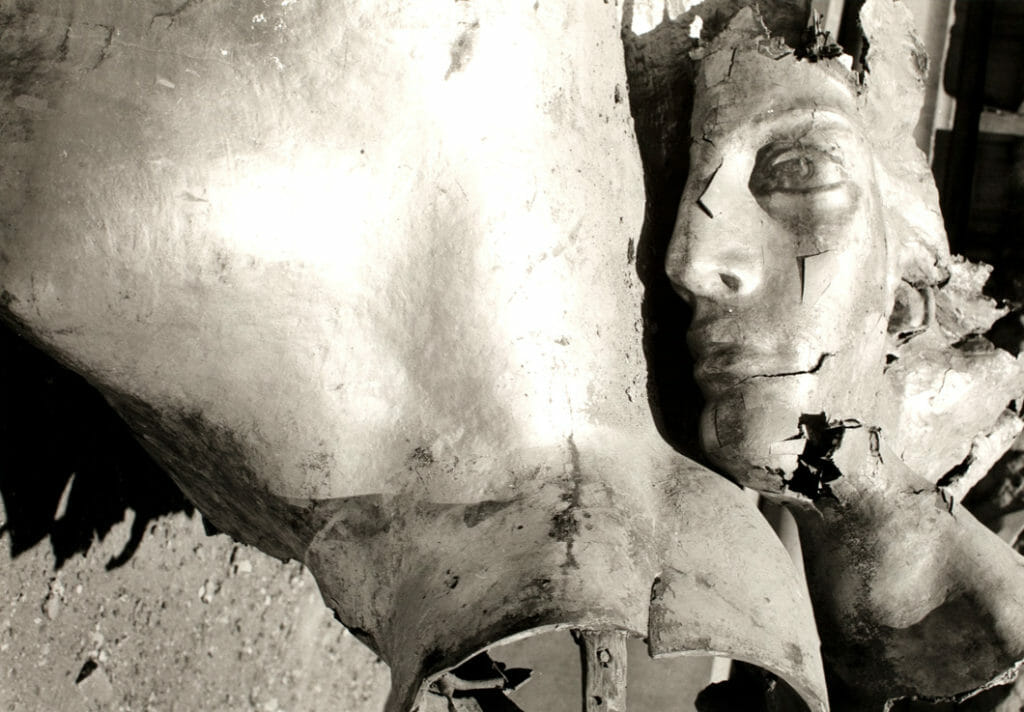 Ángel del temblor / Angel of the Earthquake. Artist: Manuel Álvarez Bravo. Date: 1957, printed 1979. Medium: plata sobre gelatina / gelatin silver print.