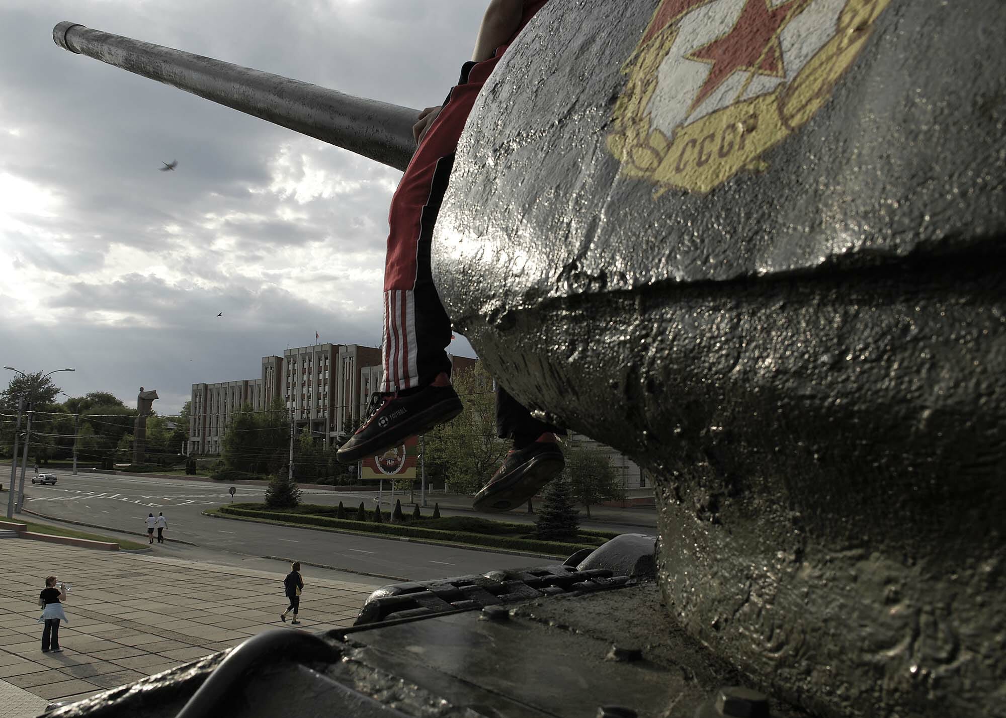 Narayan Mahon, Square, Tiraspol, Transnistria, 2007. Archival pigment print, 24 x 30 inches. © Narayan Mahon Photography.
