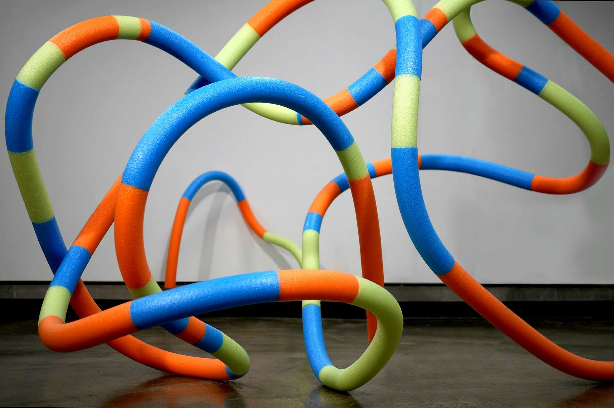 Ray Chi, Noodle Around, 2016. Polyethylene foam and steel, dimensions variable. Courtesy of the artist.