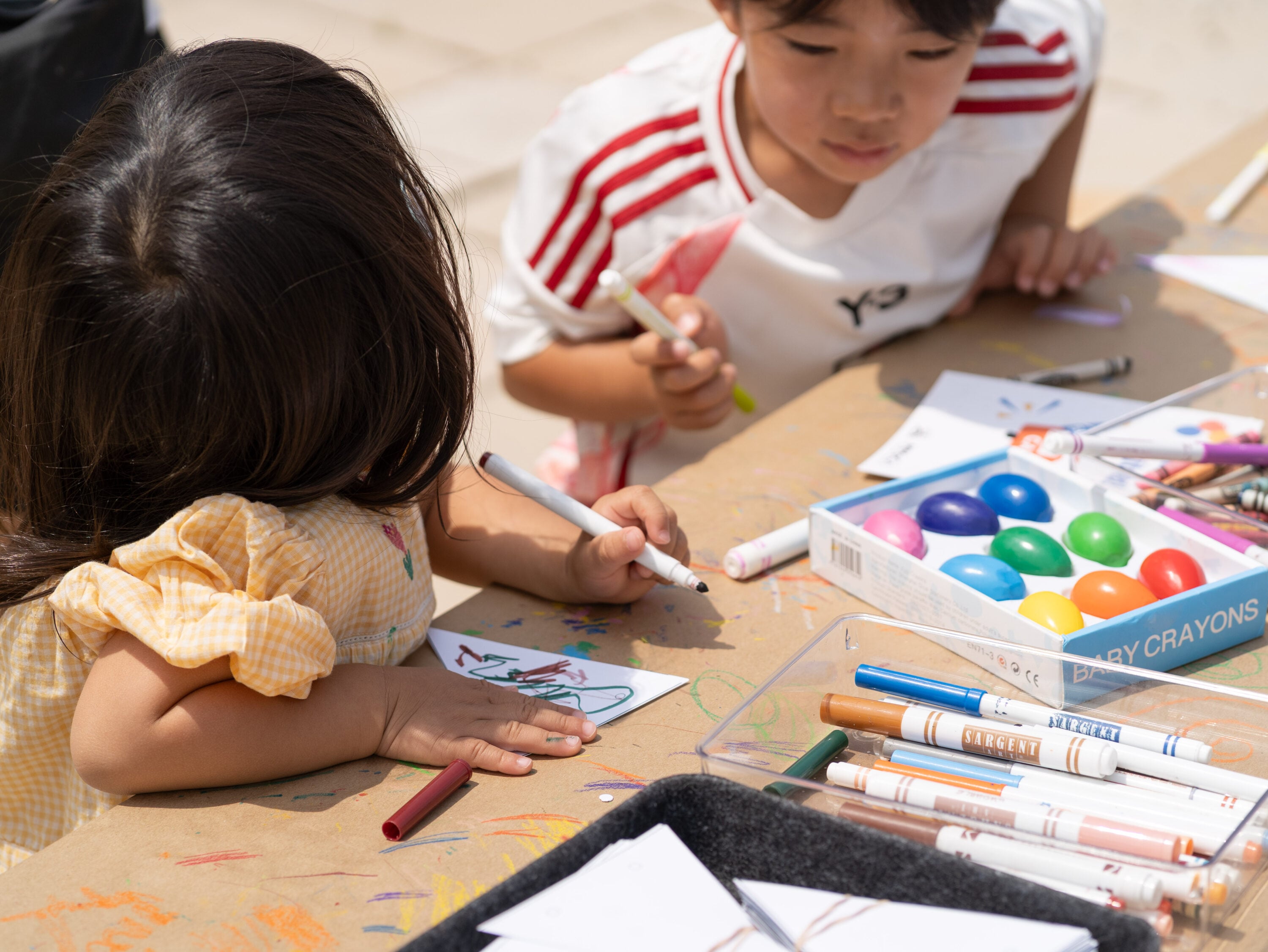 Kids drawing with markers.