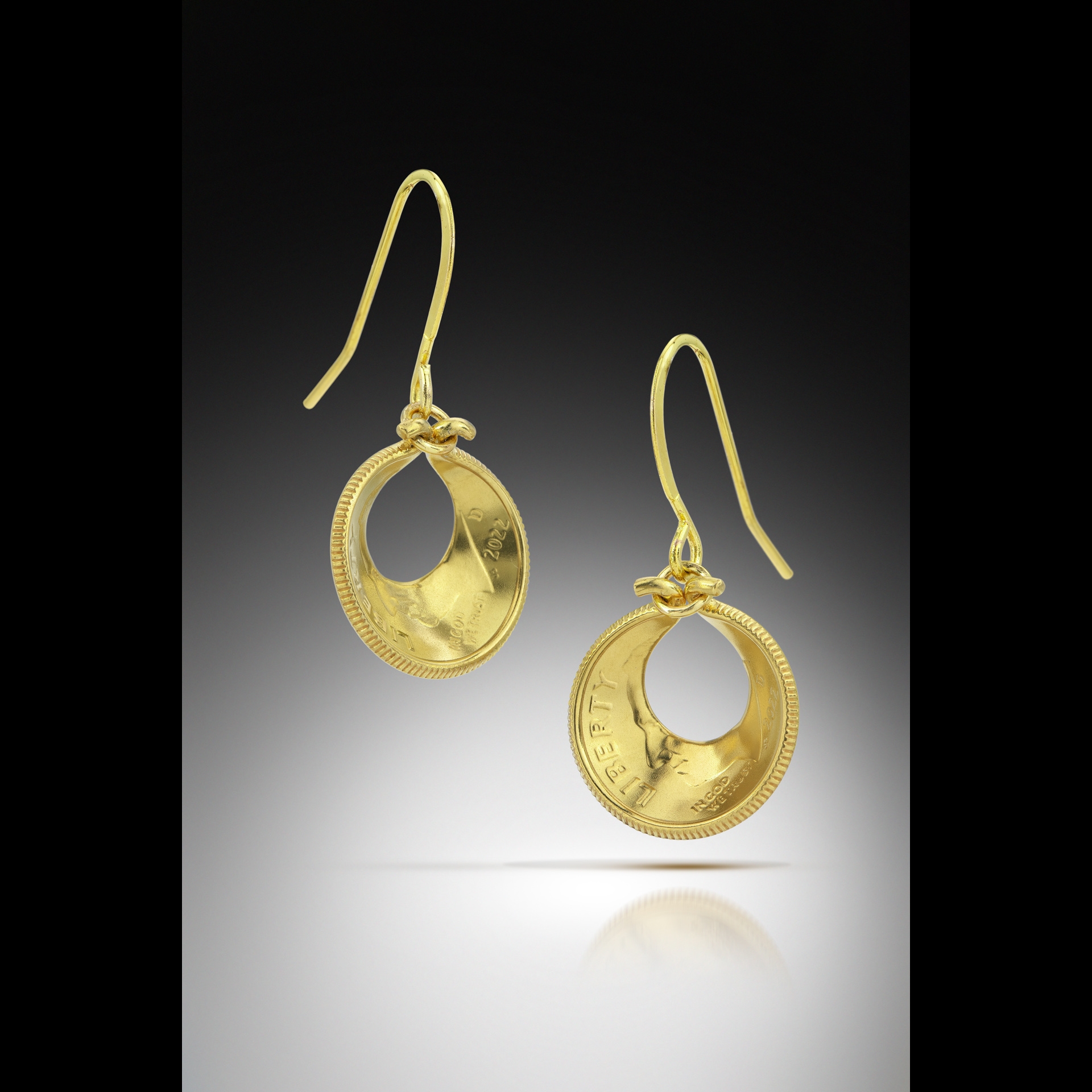 Dangly gold circle earrings.